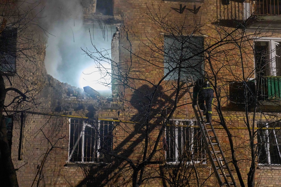 I vigili del fuoco spengono un incendio dopo che un drone ha colpito un edificio residenziale durante l'attacco notturno dei droni russi a Kiev, in Ucraina. (APN)