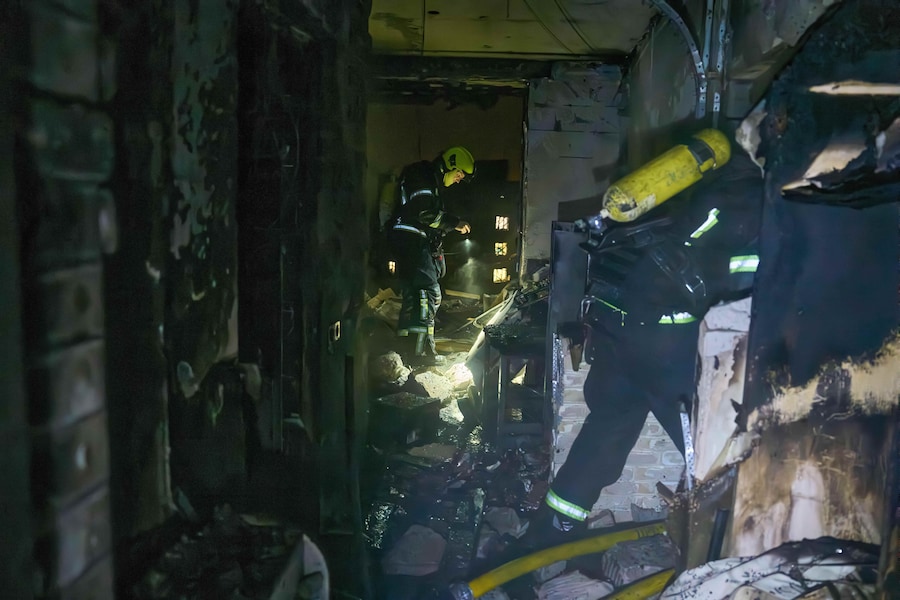 I soccorritori cercano le vittime dopo che un drone ha colpito un edificio residenziale durante l'attacco notturno di missili e droni della Russia a Kyiv, in Ucraina. (APN)