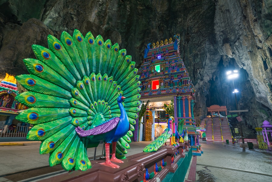 Batu Caves Kuala Lumpur Malesia, pittoresche caverne calcaree interne decorate con templi e santuari indù, meta di viaggio nel sud-est asiatico.