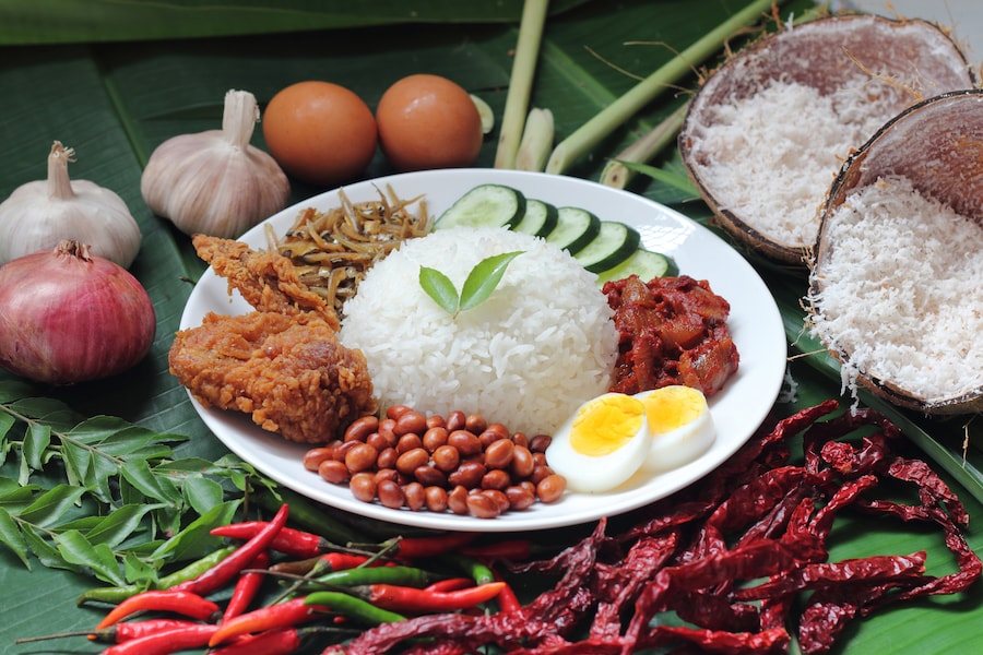 Il nasi lemak è un piatto a base di riso aromatizzato con crema di cocco e foglie di pandano.
