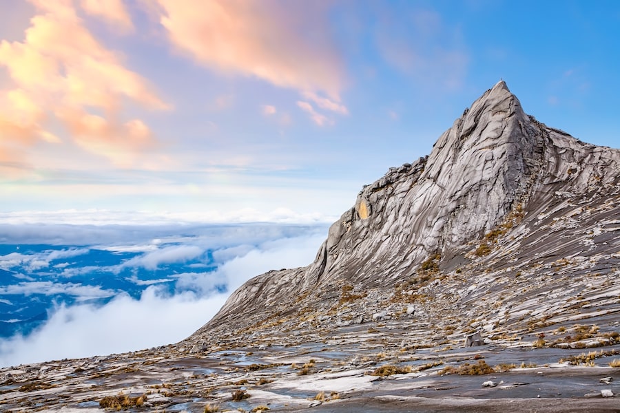 Paesaggio naturale sulla cima del Monte Kinabalu a Sabah, Malesia