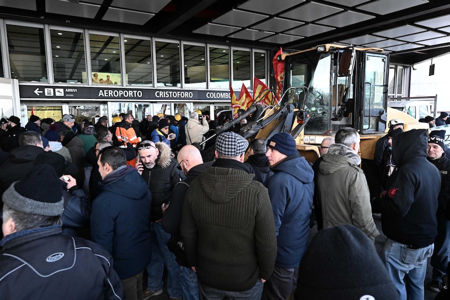 I lavoratori dell'ex Ilva di Genova Cornigliano, ai quali si sono aggiunti i lavoratori di Ansaldo Energia, anch'essi in sciopero, sono arrivati davanti all'aeroporto di Genova 'Cristoforo Colombo' collocando davanti alle porte una pala meccanica, bloccando così l'ingresso dell'area 'partenze', Genova, 2 dicembre 2025. ANSA/LUCA ZENNARO (ANSA)