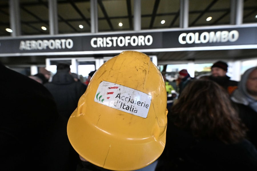 I lavoratori dell'ex Ilva di Genova Cornigliano, ai quali si sono aggiunti i lavoratori di Ansaldo Energia, anch'essi in sciopero, sono arrivati davanti all'aeroporto di Genova 'Cristoforo Colombo' collocando davanti alle porte una pala meccanica, bloccando così l'ingresso dell'area 'partenze', Genova, 2 dicembre 2025. ANSA/LUCA ZENNARO