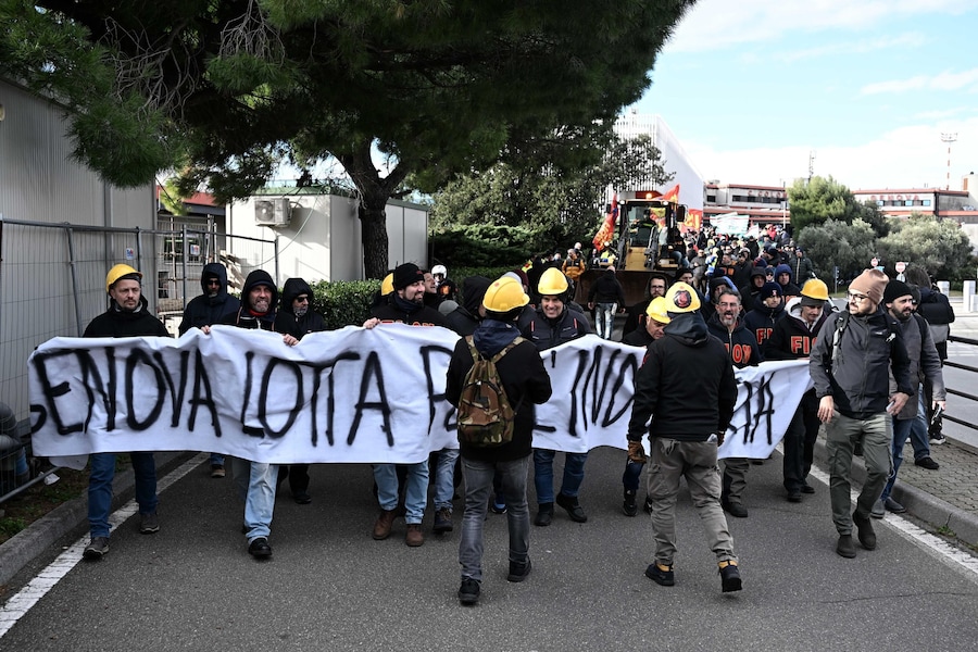 I lavoratori dell'ex Ilva di Genova Cornigliano, ai quali sono aggiunti i lavoratori di Ansaldo Energia, anch'essi in sciopero, all'aeroporto di Genova 'Cristoforo Colombo', dove hanno collocato davanti alle porte una pala meccanica, bloccando così l'ingresso dell'area 'partenze'. Genova, 02 dicembre 2025. ANSA/LUCA ZENNARO (ANSA)
