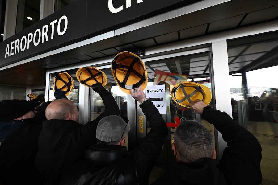 I lavoratori dell'ex Ilva di Genova Cornigliano, ai quali si sono aggiunti i lavoratori di Ansaldo Energia, anch'essi in sciopero, sono arrivati all'aeroporto di Genova 'Cristoforo Colombo' collocando davanti alle porte una pala meccanica, bloccando così l'ingresso dell'area 'partenze'. Genova, 02 dicembre 2025. ANSA/LUCA ZENNARO
