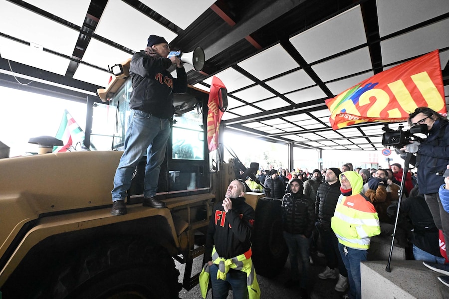 I lavoratori dell'ex Ilva di Genova Cornigliano, ai quali si sono aggiunti i lavoratori di Ansaldo Energia, anch'essi in sciopero, sono arrivati all'aeroporto di Genova 'Cristoforo Colombo' collocando davanti alle porte una pala meccanica, bloccando così l'ingresso dell'area 'partenze'. Genova, 02 dicembre 2025. ANSA/LUCA ZENNARO
