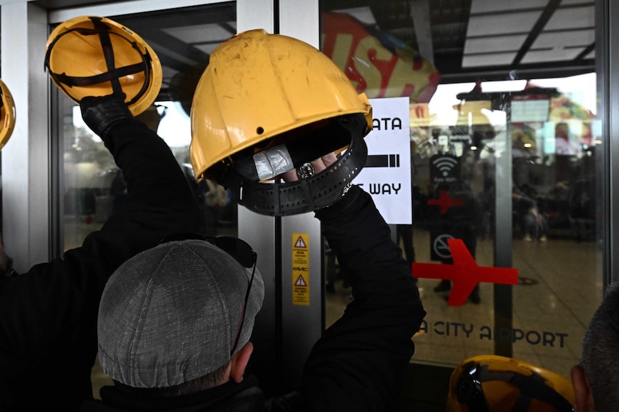 I lavoratori dell'ex Ilva di Genova Cornigliano, ai quali sono aggiunti i lavoratori di Ansaldo Energia, anch'essi in sciopero, all'aeroporto di Genova 'Cristoforo Colombo', dove hanno collocato davanti alle porte una pala meccanica, bloccando così l'ingresso dell'area 'partenze'. Genova, 02 dicembre 2025. ANSA/LUCA ZENNARO