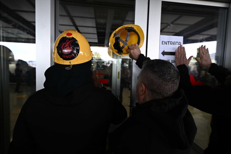 I lavoratori dell'ex Ilva di Genova Cornigliano, ai quali si sono aggiunti i lavoratori di Ansaldo Energia, anch'essi in sciopero, sono arrivati all'aeroporto di Genova 'Cristoforo Colombo' collocando davanti alle porte una pala meccanica, bloccando così l'ingresso dell'area 'partenze'. Genova, 02 dicembre 2025. ANSA/LUCA ZENNARO