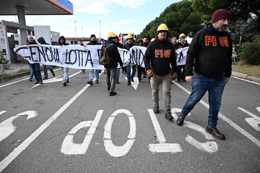 I lavoratori dell'ex Ilva di Genova Cornigliano, ai quali sono aggiunti i lavoratori di Ansaldo Energia, anch'essi in sciopero, all'aeroporto di Genova 'Cristoforo Colombo', dove hanno collocato davanti alle porte una pala meccanica, bloccando così l'ingresso dell'area 'partenze'. Genova, 02 dicembre 2025. ANSA/LUCA ZENNARO
