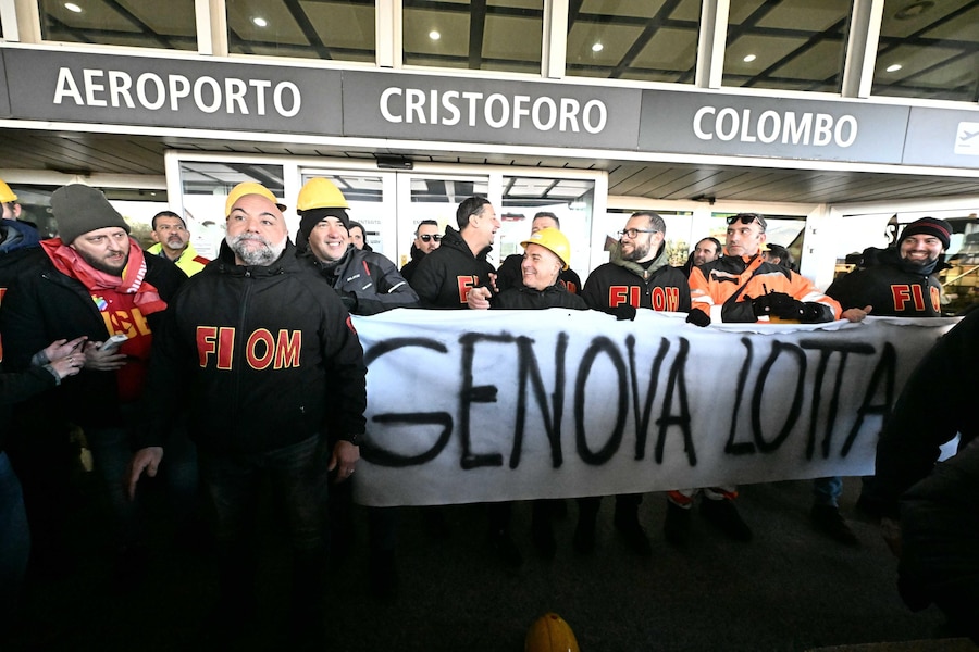 I lavoratori dell'ex Ilva di Genova Cornigliano, ai quali si sono aggiunti i lavoratori di Ansaldo Energia, anch'essi in sciopero, sono arrivati davanti all'aeroporto di Genova 'Cristoforo Colombo' collocando davanti alle porte una pala meccanica, bloccando così l'ingresso dell'area 'partenze', Genova, 2 dicembre 2025. ANSA/LUCA ZENNARO