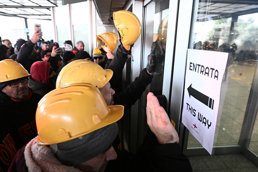 I lavoratori dell'ex Ilva di Genova Cornigliano, ai quali si sono aggiunti i lavoratori di Ansaldo Energia, anch'essi in sciopero, sono arrivati all'aeroporto di Genova 'Cristoforo Colombo' collocando davanti alle porte una pala meccanica, bloccando così l'ingresso dell'area 'partenze'. Genova, 02 dicembre 2025. ANSA/LUCA ZENNARO