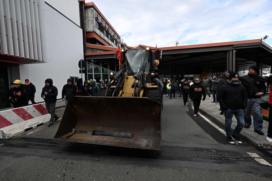I lavoratori dell'ex Ilva di Genova Cornigliano, ai quali sono aggiunti i lavoratori di Ansaldo Energia, anch'essi in sciopero, all'aeroporto di Genova 'Cristoforo Colombo', dove hanno collocato davanti alle porte una pala meccanica, bloccando così l'ingresso dell'area 'partenze'. Genova, 02 dicembre 2025. ANSA/LUCA ZENNARO (ANSA)