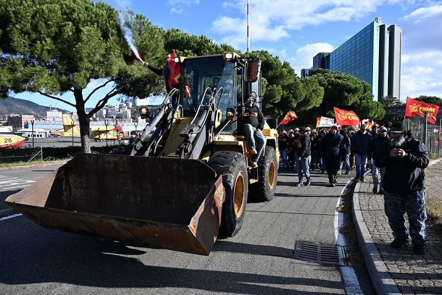 I lavoratori dell'ex Ilva di Genova Cornigliano, ai quali si sono aggiunti i lavoratori di Ansaldo Energia, anch'essi in sciopero, sono arrivati davanti all'aeroporto di Genova 'Cristoforo Colombo' collocando davanti alle porte una pala meccanica, bloccando così l'ingresso dell'area 'partenze', Genova, 2 dicembre 2025. ANSA/LUCA ZENNARO