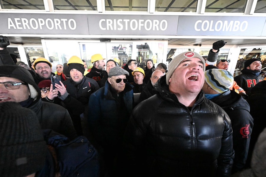 I lavoratori dell'ex Ilva di Genova Cornigliano, ai quali si sono aggiunti i lavoratori di Ansaldo Energia, anch'essi in sciopero, sono arrivati davanti all'aeroporto di Genova 'Cristoforo Colombo' collocando davanti alle porte una pala meccanica, bloccando così l'ingresso dell'area 'partenze', Genova, 2 dicembre 2025. ANSA/LUCA ZENNARO (ANSA)