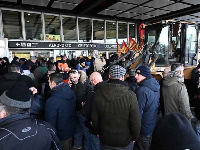 L’aeroporto di Genova bloccato dai lavoratori ex Ilva e Ansaldo