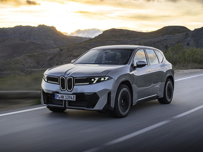 Bmw iX3, tutte le foto su strada