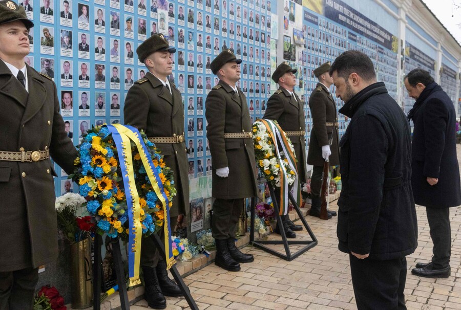 Questa foto scattata e diffusa dal Servizio stampa presidenziale ucraino, mostra il Presidente dell'Ucraina Volodymyr Zelensky e il Presidente di Cipro Nikos Christodoulides che rendono omaggio durante una cerimonia di deposizione di una corona di fiori al Muro della memoria dei difensori ucraini caduti a Kiev, durante l'invasione russa dell'Ucraina. (Foto di Handout / Ukrainian Presidential Press Service / AFP)