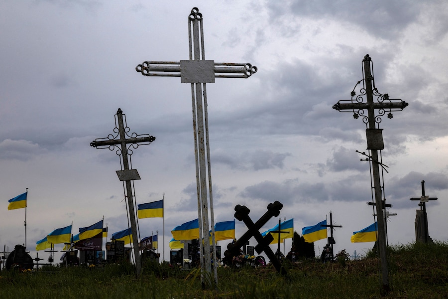 Bandiere ucraine sventolano sulle tombe dei soldati caduti in seguito all'attacco della Russia all'Ucraina, in un cimitero vicino al villaggio di Duliby a Hoshcha, una comunità rurale che ha registrato un calo delle nascite. (REUTERS/Thomas Peter)