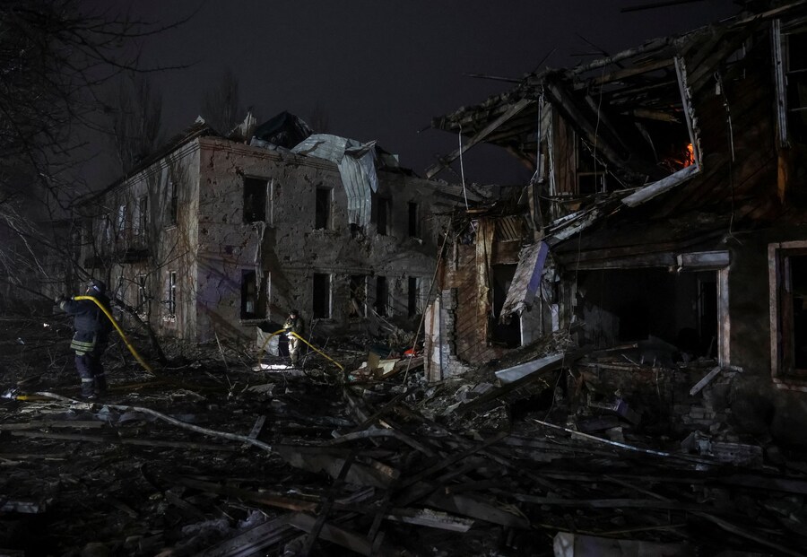 Soccorritori al lavoro sul sito degli edifici colpiti da un attacco aereo russo a Sloviansk, Ucraina. (REUTERS/Anatolii Stepanov)