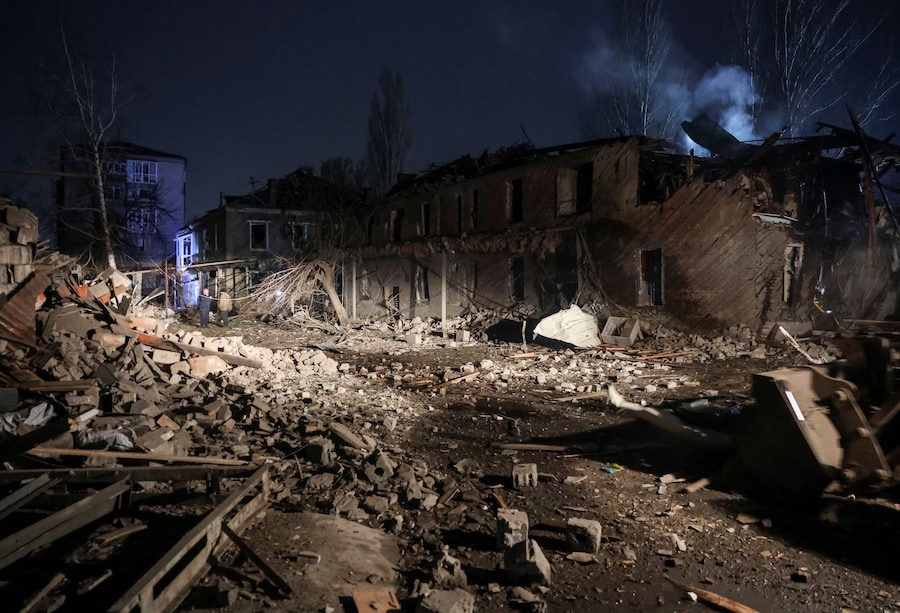 Palazzi colpiti da un attacco aereo russo, a Sloviansk, Ucraina. (REUTERS/Anatolii Stepanov)