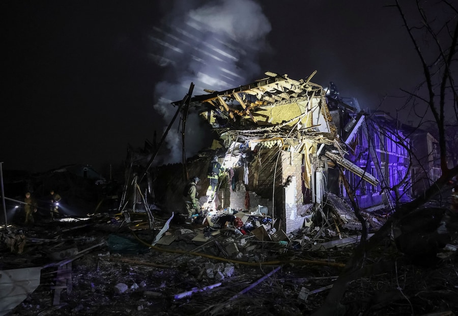 Soccorritori al lavoro sul sito degli edifici colpiti da un attacco aereo russo, durante l'attacco della Russia all'Ucraina, a Sloviansk, Ucraina. (REUTERS/Anatolii Stepanov)