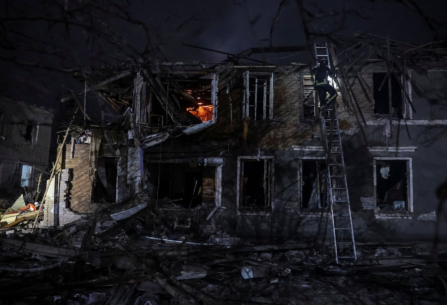 Soccorritori al lavoro sul sito degli edifici colpiti da un attacco aereo russo, durante l'attacco della Russia all'Ucraina, a Sloviansk, Ucraina. (REUTERS/Anatolii Stepanov)