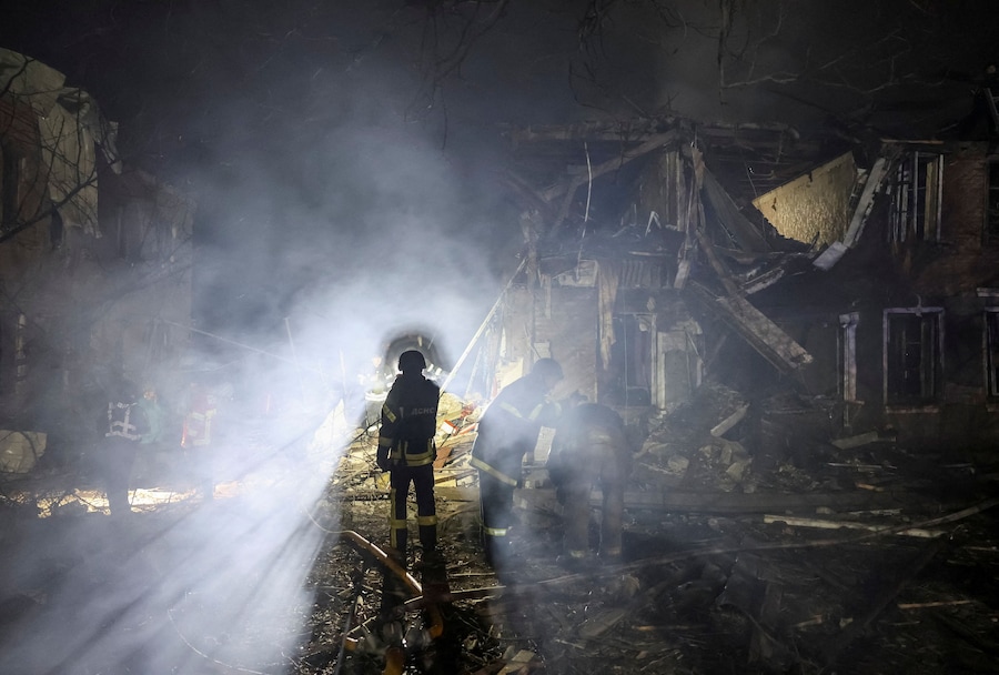 Soccorritori al lavoro sul sito degli edifici colpiti da un attacco aereo russo, durante l'attacco della Russia all'Ucraina, a Sloviansk, Ucraina. (REUTERS/Anatolii Stepanov)