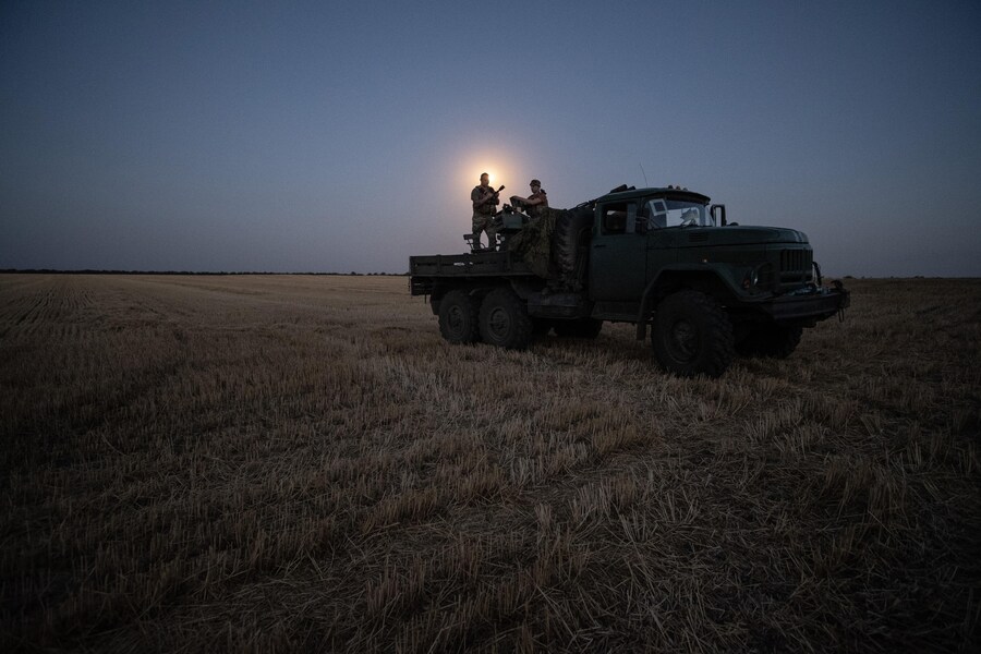 Due soldati di una brigata di artiglieria antiaerea dell'esercito ucraino scrutano il loro settore alla ricerca di droni Shahed sulla linea del fronte meridionale dell'Ucraina. (EPA/Maria Senovilla)