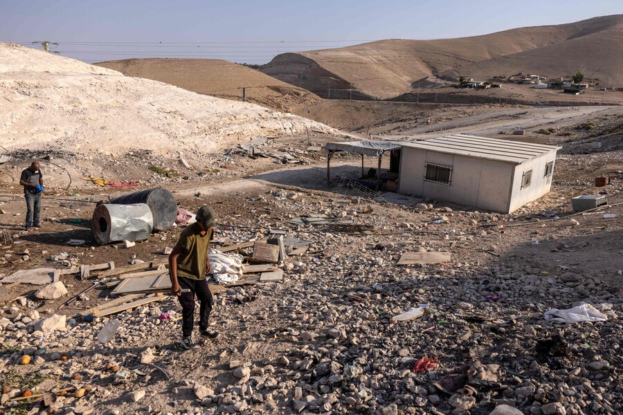 Beduini palestinesi camminano nel villaggio di Kaabna, vicino a Gerico, nella Cisgiordania occupata, il 6 novembre 2025. Israele occupa la Cisgiordania dal 1967 e la violenza è aumentata dopo la guerra di Gaza scoppiata nell'ottobre 2023 in seguito all'attacco di Hamas a Israele. Circa 3.200 palestinesi di decine di comunità beduine e di pastori sono stati costretti ad abbandonare le loro case dalla violenza dei coloni e dalle restrizioni di movimento dall'ottobre 2023, come ha riferito l'agenzia umanitaria delle Nazioni Unite OCHA in ottobre. (Foto di Menahem Kahana / AFP) (AFP)