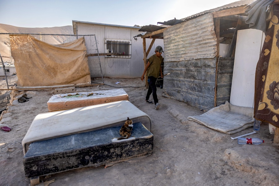 Un giovane beduino palestinese cammina fuori da una casa nel villaggio di Kaabna, vicino a Gerico, nella Cisgiordania occupata, il 6 novembre 2025. Israele occupa la Cisgiordania dal 1967 e la violenza è aumentata dopo la guerra di Gaza scoppiata nell'ottobre 2023 in seguito all'attacco di Hamas a Israele. Circa 3.200 palestinesi di decine di comunità beduine e di pastori sono stati costretti ad abbandonare le loro case dalla violenza dei coloni e dalle restrizioni di movimento dall'ottobre 2023, come ha riferito l'agenzia umanitaria delle Nazioni Unite OCHA in ottobre. (Foto di Menahem Kahana / AFP) (AFP)