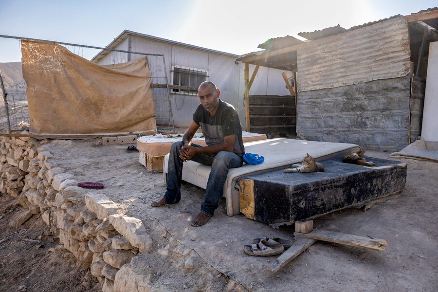 Ahmed Kaabneh, un beduino palestinese, posa per una foto nel suo piccolo villaggio di Kaabneh, vicino a Gerico, nella Cisgiordania occupata, il 6 novembre 2025. Israele occupa la Cisgiordania dal 1967 e la violenza è aumentata dopo la guerra di Gaza scoppiata nell'ottobre 2023 in seguito all'attacco di Hamas a Israele. Circa 3.200 palestinesi di decine di comunità beduine e di pastori sono stati costretti ad abbandonare le loro case dalla violenza dei coloni e dalle restrizioni di movimento dall'ottobre 2023, come ha riferito l'agenzia umanitaria delle Nazioni Unite OCHA in ottobre. (Foto di Menahem Kahana / AFP) (AFP)