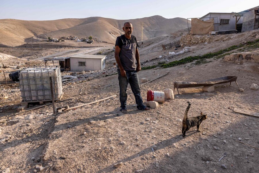 Ahmed Kaabneh, un beduino palestinese, posa per una foto nel suo piccolo villaggio di Kaabneh, vicino a Gerico, nella Cisgiordania occupata, il 6 novembre 2025. Israele occupa la Cisgiordania dal 1967 e la violenza è aumentata dopo la guerra di Gaza scoppiata nell'ottobre 2023 in seguito all'attacco di Hamas a Israele. Circa 3.200 palestinesi di decine di comunità beduine e di pastori sono stati costretti ad abbandonare le loro case dalla violenza dei coloni e dalle restrizioni di movimento dall'ottobre 2023, come ha riferito l'agenzia umanitaria delle Nazioni Unite OCHA in ottobre. (Foto di Menahem Kahana / AFP) (AFP)