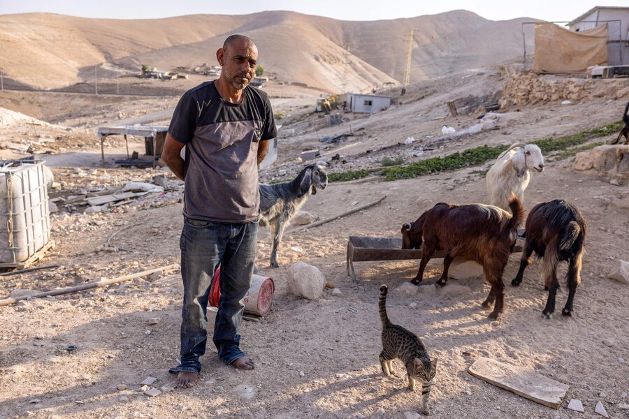 Ahmed Kaabneh, un beduino palestinese, posa per una foto nel suo piccolo villaggio di Kaabneh, vicino a Gerico, nella Cisgiordania occupata, il 6 novembre 2025. Israele occupa la Cisgiordania dal 1967 e la violenza è aumentata dopo la guerra di Gaza scoppiata nell'ottobre 2023 in seguito all'attacco di Hamas a Israele. Circa 3.200 palestinesi di decine di comunità beduine e di pastori sono stati costretti ad abbandonare le loro case dalla violenza dei coloni e dalle restrizioni di movimento dall'ottobre 2023, come ha riferito l'agenzia umanitaria delle Nazioni Unite OCHA in ottobre. (Foto di Menahem Kahana / AFP) (AFP)