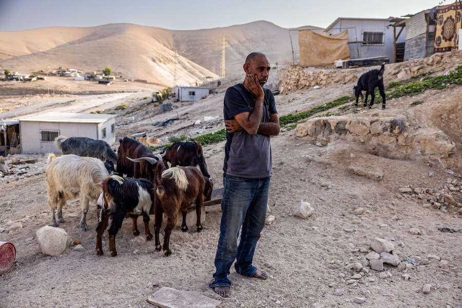 Ahmed Kaabneh, un beduino palestinese, posa per una foto nel suo piccolo villaggio di Kaabneh, vicino a Gerico, nella Cisgiordania occupata, il 6 novembre 2025. Israele occupa la Cisgiordania dal 1967 e la violenza è aumentata dopo la guerra di Gaza scoppiata nell'ottobre 2023 in seguito all'attacco di Hamas a Israele. Circa 3.200 palestinesi di decine di comunità beduine e di pastori sono stati costretti a lasciare le loro case dalla violenza dei coloni e dalle restrizioni di movimento dall'ottobre 2023, come ha riferito l'agenzia umanitaria delle Nazioni Unite OCHA in ottobre. (Foto di Menahem Kahana / AFP) (AFP)