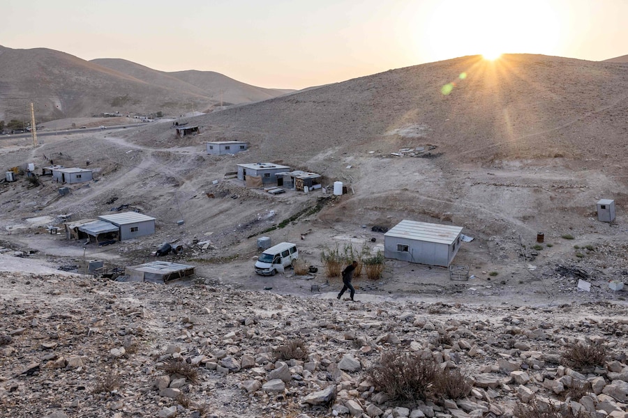 Ahmed Kaabneh, un beduino palestinese, cammina nel suo piccolo villaggio di Kaabneh, vicino a Gerico, nella Cisgiordania occupata, il 6 novembre 2025. Israele occupa la Cisgiordania dal 1967 e la violenza è aumentata dopo la guerra di Gaza scoppiata nell'ottobre 2023 in seguito all'attacco di Hamas a Israele. Circa 3.200 palestinesi di decine di comunità beduine e di pastori sono stati costretti a lasciare le loro case dalla violenza dei coloni e dalle restrizioni di movimento dall'ottobre 2023, come ha riferito l'agenzia umanitaria delle Nazioni Unite OCHA in ottobre. (Foto di Menahem Kahana / AFP) (AFP)