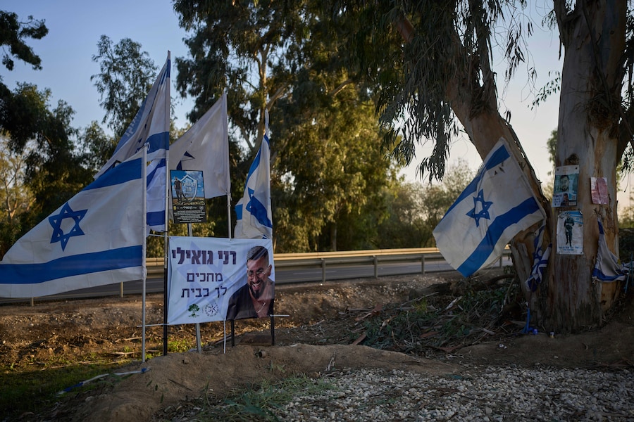 Un monumento commemorativo nel punto in cui Ran Gvili, l'ultimo ostaggio nella Striscia di Gaza, è stato ucciso mentre combatteva contro i militanti di Hamas, si trova nel Kibbutz Alumim, in Israele, giovedì 4 dicembre 2025. (Foto AP/Ohad Zwigenberg) S (APN)