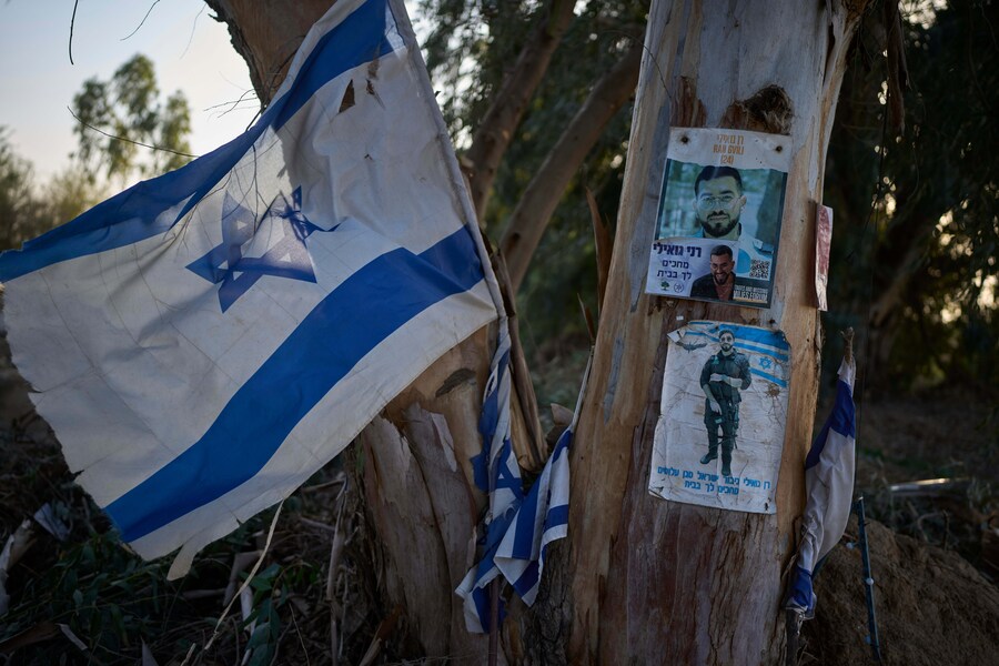 Un monumento commemorativo nel punto in cui Ran Gvili, l'ultimo ostaggio nella Striscia di Gaza, è stato ucciso mentre combatteva contro i militanti di Hamas, si trova nel Kibbutz Alumim, in Israele, giovedì 4 dicembre 2025. (Foto AP/Ohad Zwigenberg) (APN)