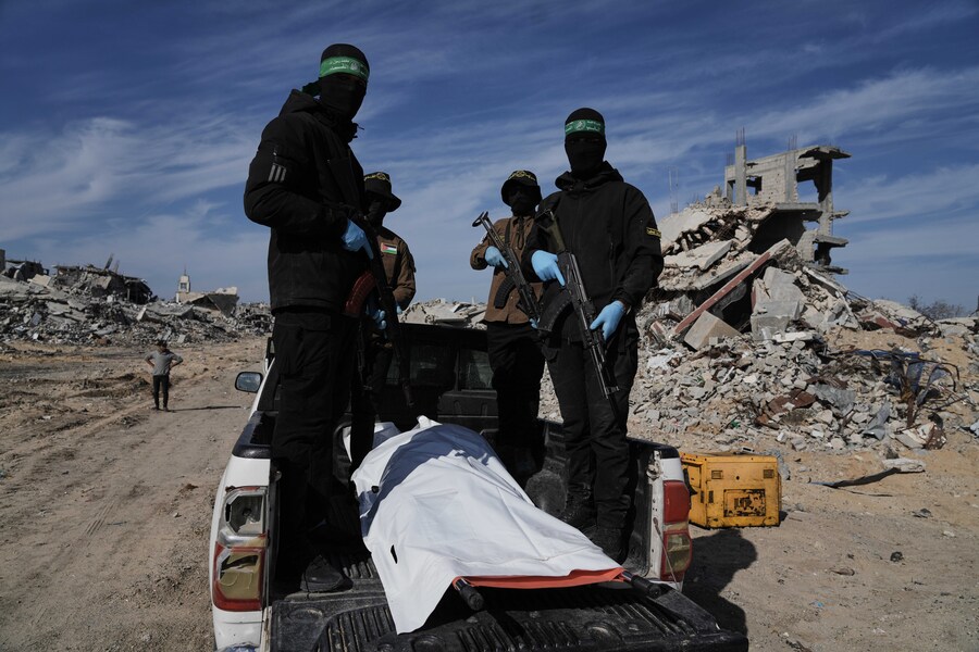Militanti della Jihad islamica e di Hamas trasportano un sacco per cadaveri che si ritiene contenga i resti di un ostaggio deceduto nella città di Beit Lahiya, nel nord della Striscia di Gaza, 3 dicembre 2025. (AP Photo/Jehad Alshrafi, File) (APN)