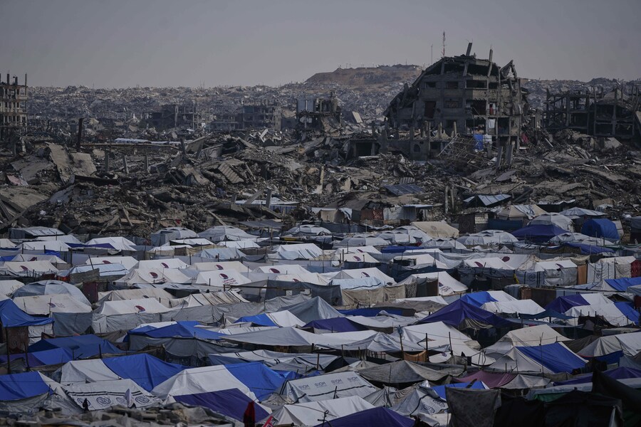 Le tende che ospitano i palestinesi sfollati si ergono tra le distruzioni lasciate dall'offensiva aerea e terrestre israeliana a Gaza City, venerdì 5 dicembre 2025. (Foto AP/Abdel Kareem Hana) (APN)