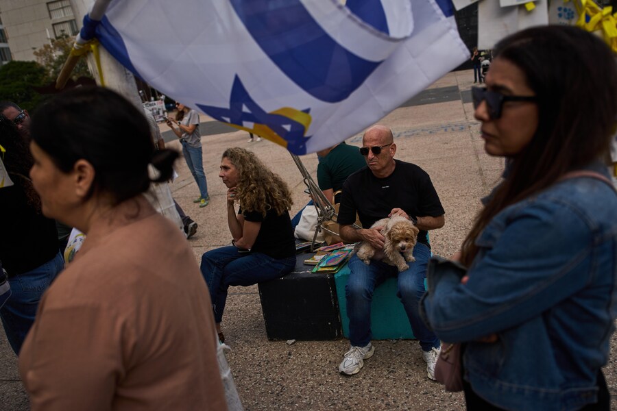 Persone partecipano a una manifestazione per chiedere la restituzione dell'ostaggio israeliano Ran Gvili, ucciso mentre combatteva contro i militanti di Hamas durante l'attacco del 7 ottobre 2023 e il cui corpo è da allora trattenuto a Gaza, a Tel Aviv, in Israele, venerdì 5 dicembre 2025. (Foto AP/Oded Balilty) (APN)