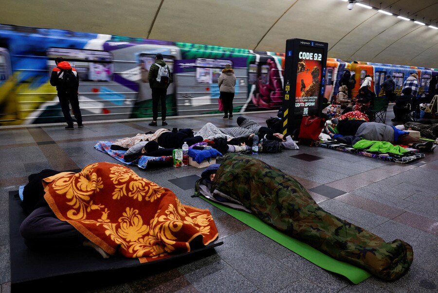 Persone si riparano all'interno di una stazione della metropolitana durante un attacco notturno di missili e droni russi, nel contesto dell'attacco della Russia all'Ucraina, a Kiev, Ucraina, 6 dicembre 2025. REUTERS/Alina Smutko (REUTERS)