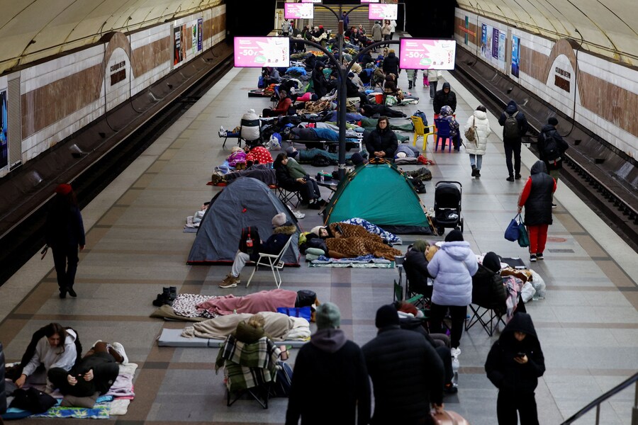Persone si riparano all'interno di una stazione della metropolitana durante un attacco notturno di missili e droni russi, nel contesto dell'attacco della Russia all'Ucraina, a Kiev, Ucraina, 6 dicembre 2025. REUTERS/Alina Smutko (REUTERS)