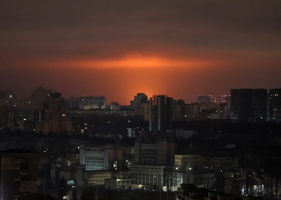 L'esplosione di un drone illumina il cielo sopra la città durante un attacco di missili e droni russi, nel contesto dell'attacco della Russia all'Ucraina, a Kiev, Ucraina, 6 dicembre 2025. REUTERS/Gleb Garanich (REUTERS)