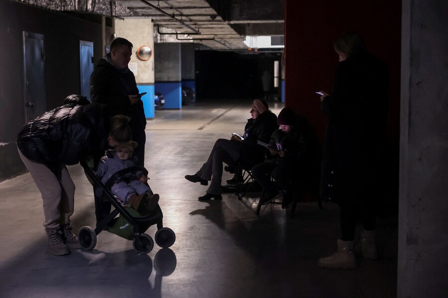 Persone si riparano all'interno di un parcheggio sotterraneo durante gli attacchi di droni e missili russi, nel contesto dell'attacco della Russia all'Ucraina, a Lviv, Ucraina, 6 dicembre 2025. REUTERS/Roman Baluk (REUTERS)