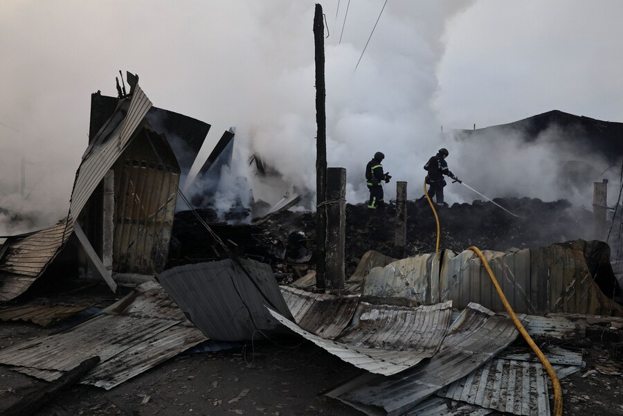 I soccorritori lavorano sul luogo di un magazzino colpito durante una notte di attacchi missilistici e di droni russi, nel contesto dell'attacco russo all'Ucraina, a Novi Petrivtsi, fuori Kiev, Ucraina, 6 dicembre 2025. REUTERS/Thomas Peter (REUTERS)