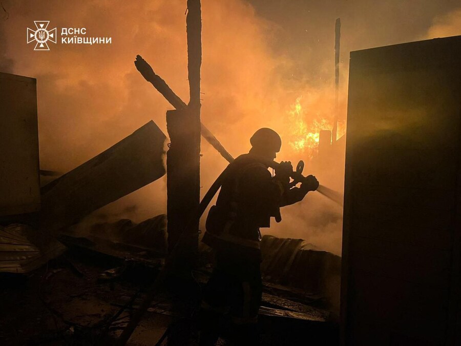 Questa foto scattata e rilasciata dal Servizio di emergenza dello Stato dell'Ucraina il 6 dicembre 2025 mostra un pompiere che spegne un incendio nel luogo di un attacco aereo nella regione di Kiev, durante l'invasione russa dell'Ucraina. (Foto di Handout / SERVIZIO DI EMERGENZA DI STATO DELL'UCRAINA / AFP) (AFP)