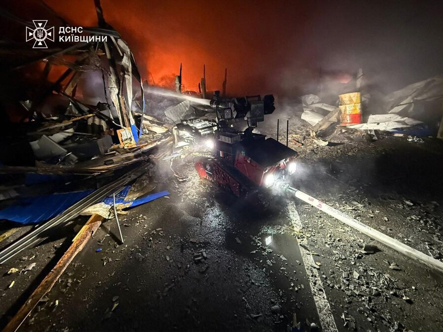 Questa foto scattata e rilasciata dal Servizio di emergenza dello Stato ucraino il 6 dicembre 2025 mostra un robot antincendio senza equipaggio che spegne un incendio nel luogo di un attacco aereo nella regione di Kiev, durante l'invasione russa dell'Ucraina. (Foto di Handout / SERVIZIO DI EMERGENZA DI STATO DELL'UCRAINA / AFP) (AFP)