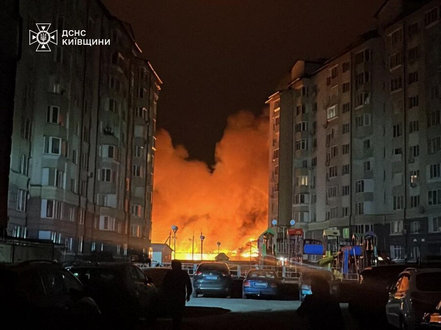 Questa foto scattata e rilasciata dal Servizio di emergenza di Stato dell'Ucraina il 6 dicembre 2025 mostra un incendio nel luogo di un attacco aereo nella regione di Kiev, durante l'invasione russa dell'Ucraina. (Foto di Handout / SERVIZIO DI EMERGENZA DI STATO DELL'UCRAINA / AFP) (AFP)