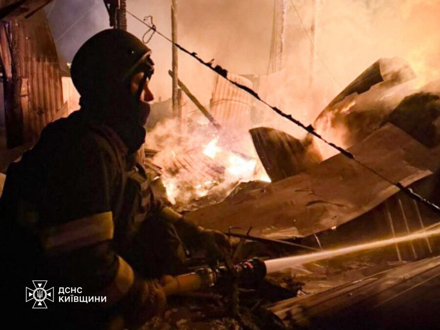 Questa foto scattata e rilasciata dal Servizio di emergenza dello Stato dell'Ucraina il 6 dicembre 2025 mostra un pompiere che spegne un incendio nel luogo di un attacco aereo nella regione di Kiev, durante l'invasione russa dell'Ucraina. (Foto di Handout / SERVIZIO DI EMERGENZA DI STATO DELL'UCRAINA / AFP) (AFP)