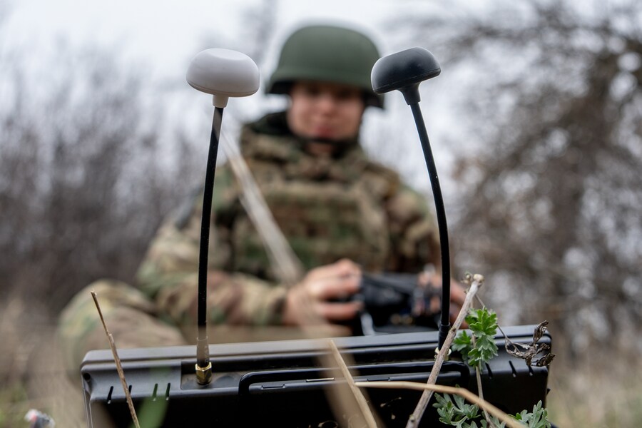 Monka, un operatore ucraino di droni FPV della terza brigata d'assalto, pilota un drone FPV durante una dimostrazione per The Associated Press, mercoledì 5 novembre 2025, nell'Oblast di Kharkiv, in Ucraina. (AP Photo/Julia Demaree Nikhinson) (APN)